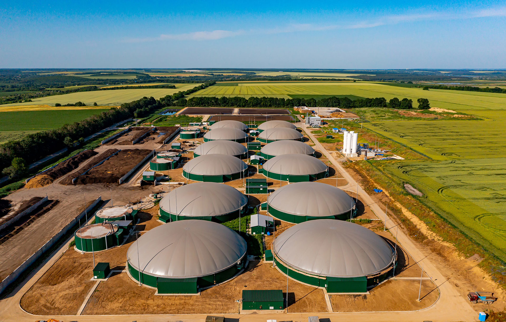 Luftaufnahme von Biogasanlagen, eingebettet in grünen Feldern