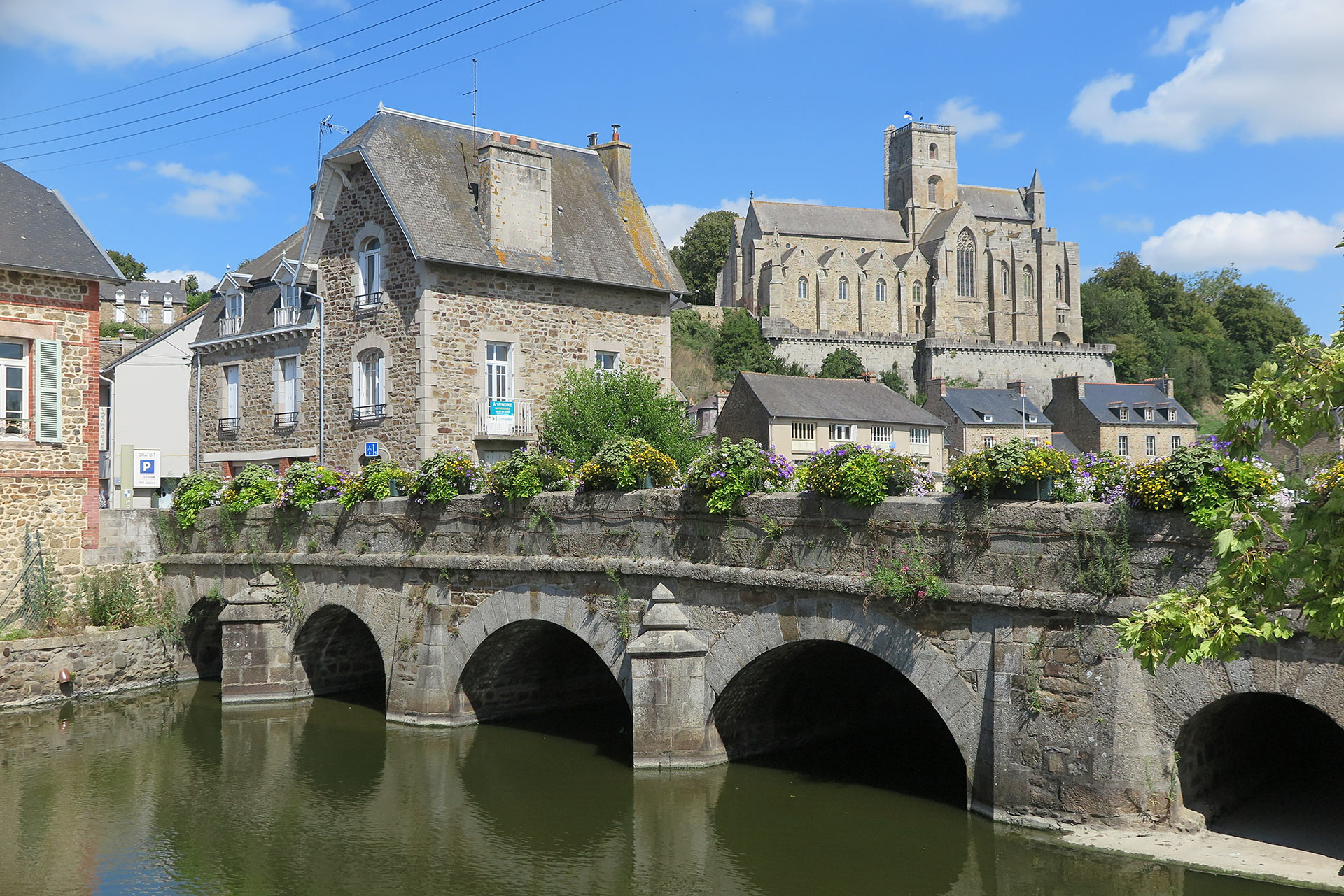 Ansicht des mittelalterlichen Dorfes Lamballe, welches im Großraum Saint-Brieuc in Frankreich liegt